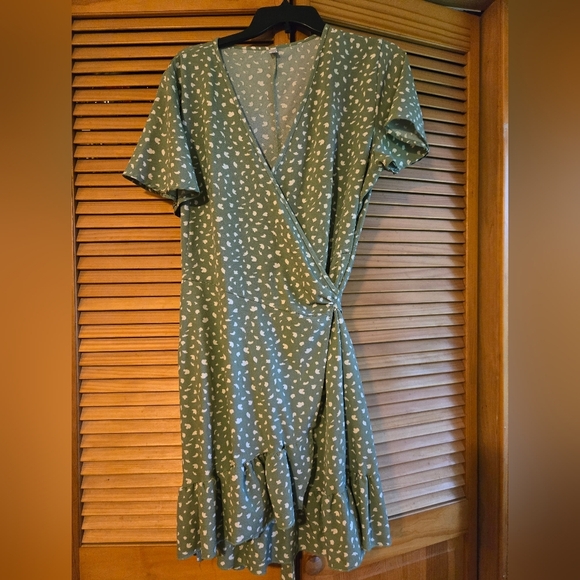 Sage And White Ruffle Wrap Dress Lightweight - Picture 3 of 3